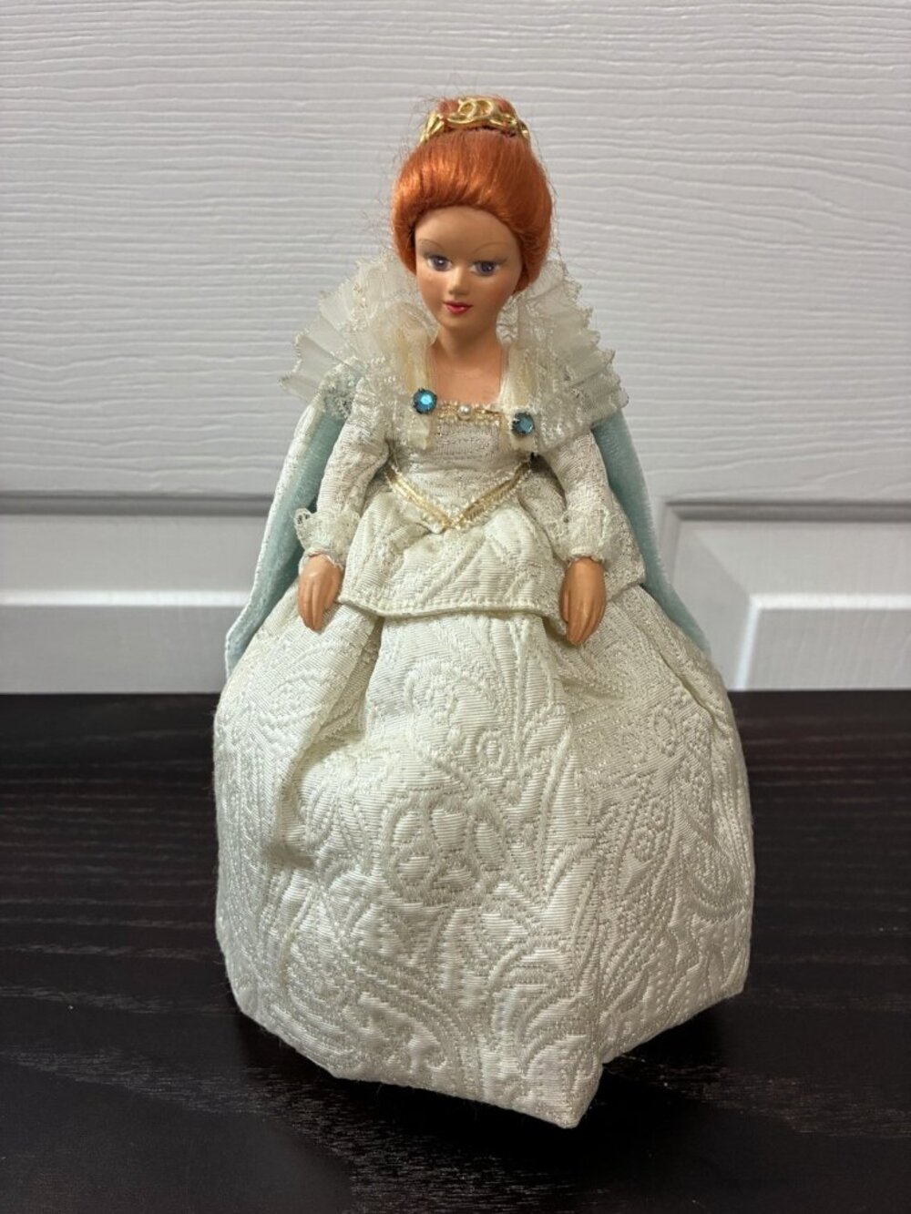Vintage Peggy Nisbet Doll Queen Elizabeth 1 Doll in Clear Plastic Dome